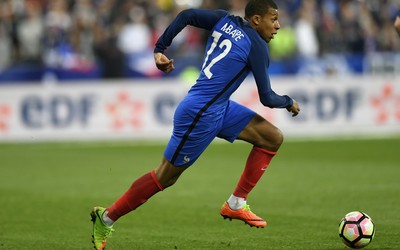 爱赢电竞热评-佩德里又送致命直塞