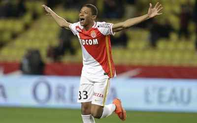 爱赢电竞精华-卡特利受伤后戴护具上场